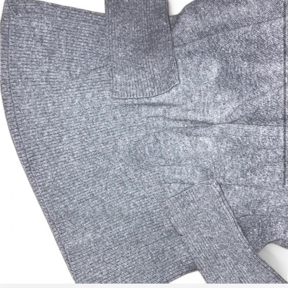 *FREE* V-Neck Ribbed Sweater – Gray - Picture 2 of 4